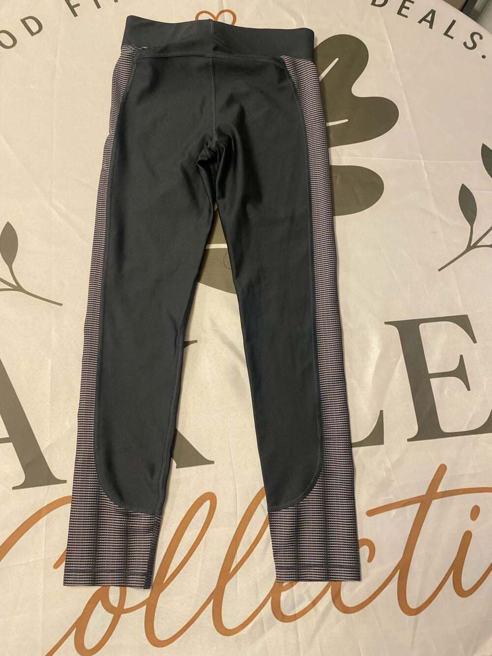 Under Armour HeatGear Compression Ankle Leggings with Side Stripe Detail (Style